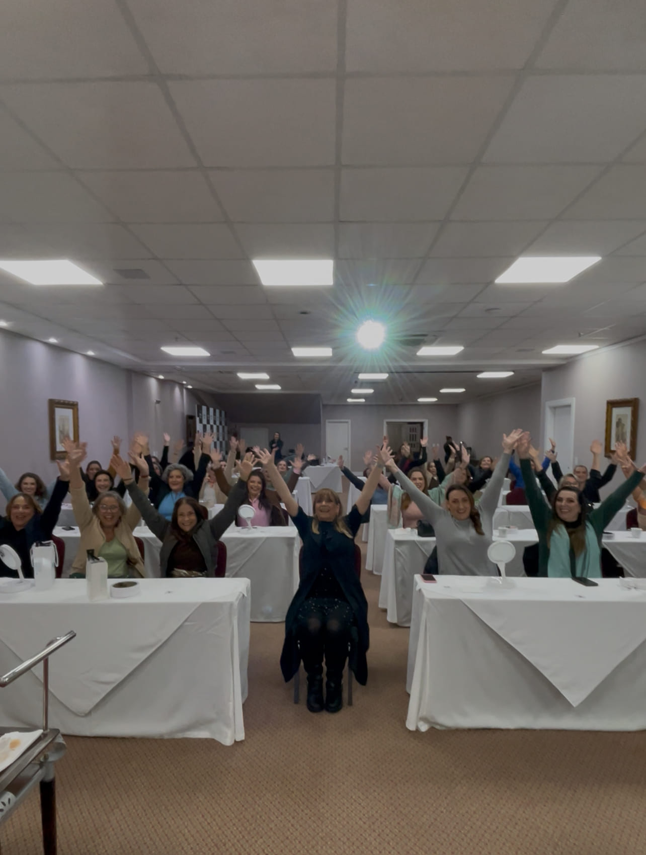 Turma lotada no curso presencial de automaquiagem