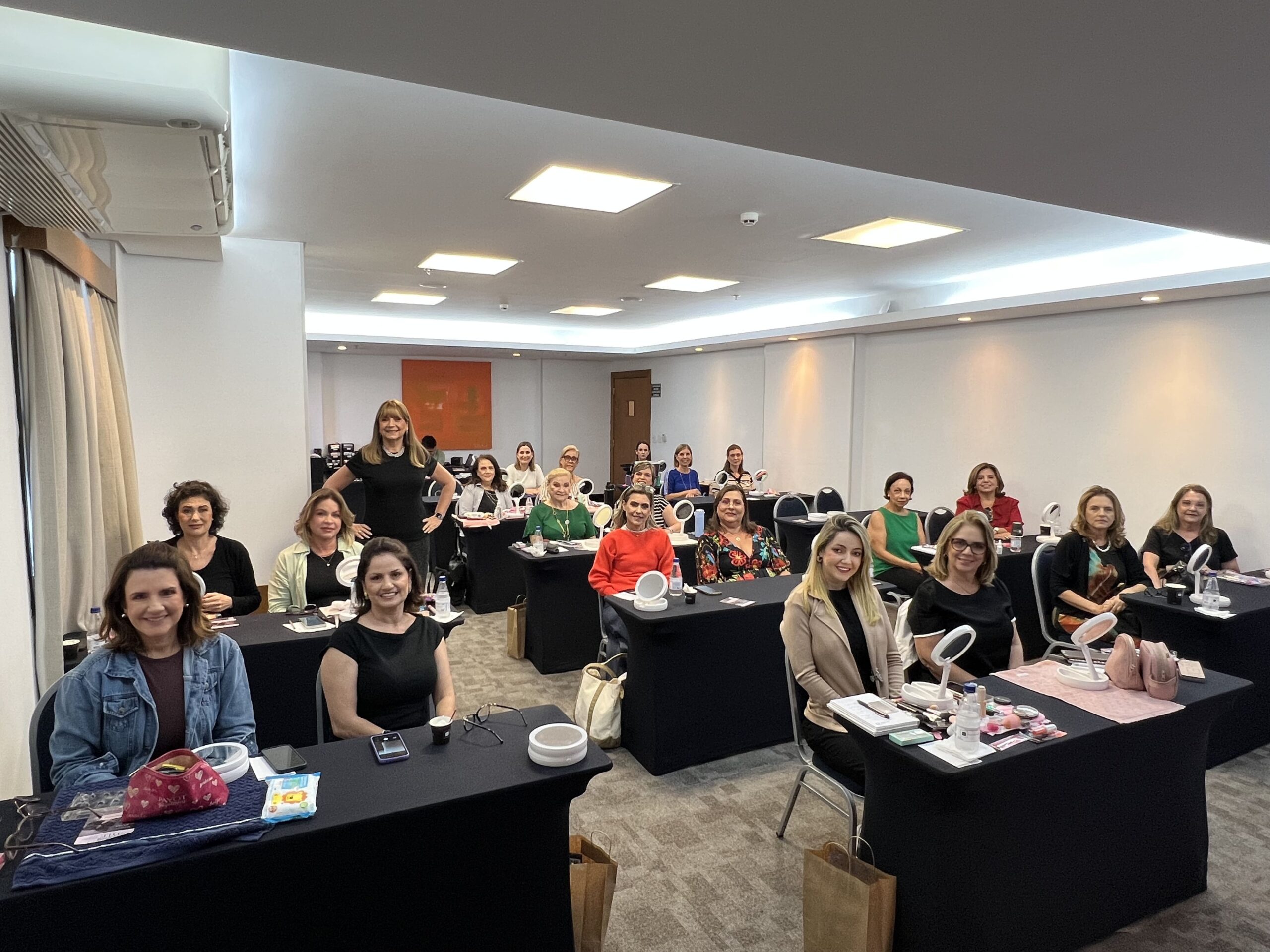 Turma do curso presencial de automaquiagem
