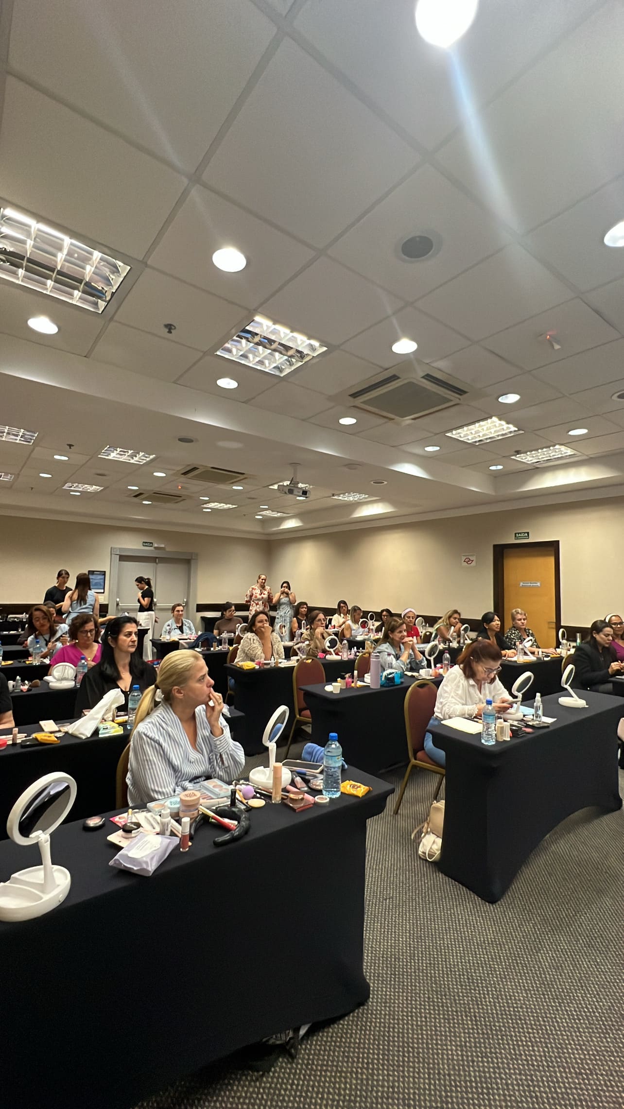 Turma do curso presencial de automaquiagem da Gi Cimino